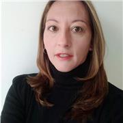 profesora de sociales con apoyo en procesos de interpretación textual y preparación para pruebas